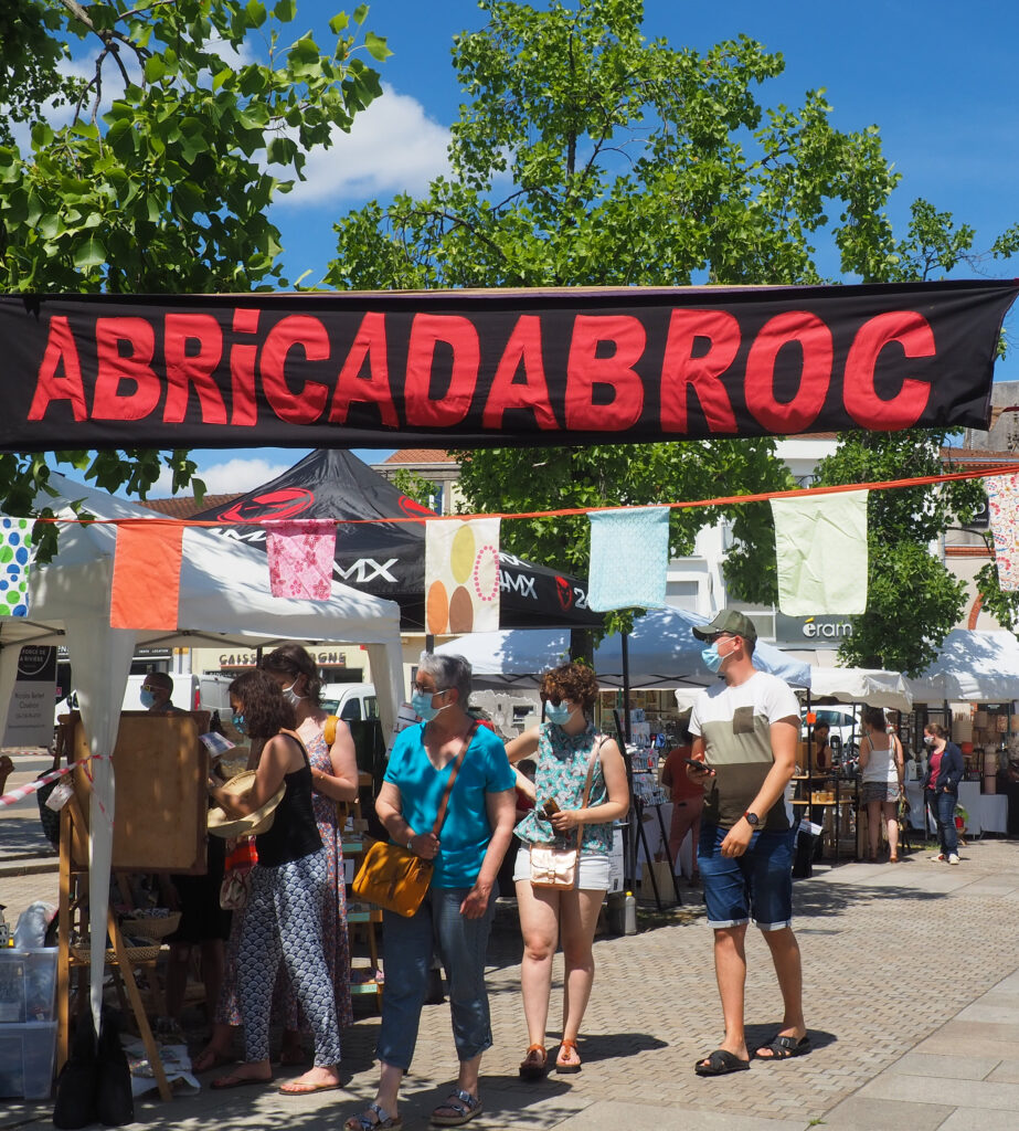 banderole abricadabroc sur un des marchés organisé par l'association